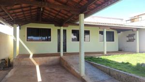 a patio of a house with a roof at Casa na Serra da Canastra in São Roque de Minas