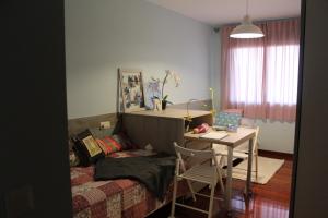 a room with a bed and a table and a desk at Precioso apartamento en Boiro, Puerto de Escarabote in Magdalena