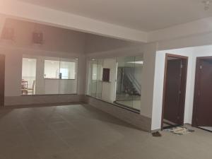 an empty room with glass walls and a mirror at Salt Lake Suítes in Arraial do Cabo