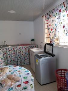 cocina con cubo de basura, mesa y ventana en El Apartastudio de Dña Gilma en Pijao, en Pijao