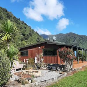 Photo de la galerie de l'établissement Koru Beachfront Holiday Cabins & Hot Tub, à Barrytown
