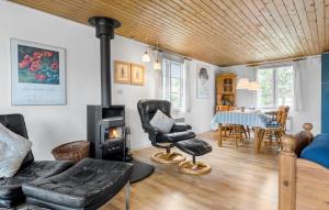 BolilmarkにあるHoliday Home Romo With Sauna 331のリビングルーム(ソファ、薪ストーブ付)