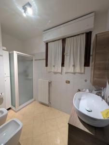 La casa di Mirco F1 في إيمولا: حمام مع حوض ومرحاض ودش