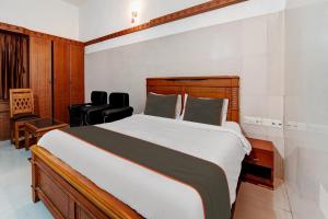 Postel nebo postele na pokoji v ubytování Collection O Skry Hotels Gandhipuram