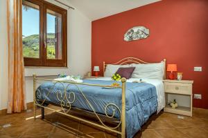 A bed or beds in a room at APT Villa Anna e APT Cantina Vito vicinissimi alla Riserva dello Zingaro Még 37 kép