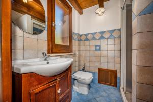 A bathroom at APT Villa Anna e APT Cantina Vito vicinissimi alla Riserva dello Zingaro