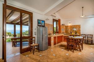 A kitchen or kitchenette at APT Villa Anna e APT Cantina Vito vicinissimi alla Riserva dello Zingaro