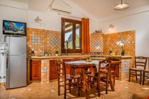 A kitchen or kitchenette at APT Villa Anna e APT Cantina Vito vicinissimi alla Riserva dello Zingaro