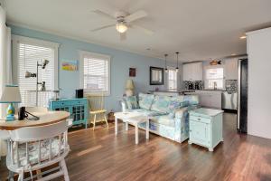 Kuchyň nebo kuchyňský kout v ubytování Oceanfront Carolina by Carolina Beach Realty