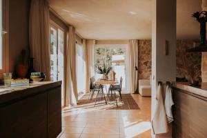 Posedenie v ubytovaní Casa Stellar - boutique villa with private heated pool and sea view - sustainably solar powered