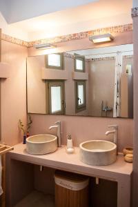 baño con 2 lavabos y espejo grande en Villa Penelope - Marathopoli, en Marathopolis