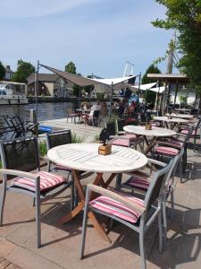 Een restaurant of ander eetgelegenheid bij Hotel Noudus