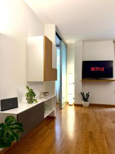 TV a/nebo společenská místnost v ubytování Juliet Apartment