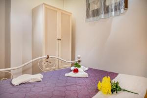 A bed or beds in a room at APT Villa Anna e APT Cantina Vito vicinissimi alla Riserva dello Zingaro