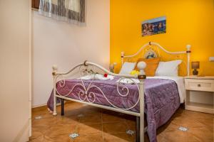 A bed or beds in a room at APT Villa Anna e APT Cantina Vito vicinissimi alla Riserva dello Zingaro