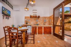 A television and/or entertainment centre at APT Villa Anna e APT Cantina Vito vicinissimi alla Riserva dello Zingaro