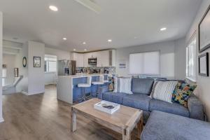 Posezení v ubytování One Call Away by Carolina Beach Realty