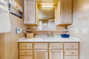 a bathroom with a sink and a mirror at Cottage Retreat in Colchester +33 photos