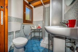 a bathroom with a toilet and a sink at Villa Elena vicino la Riserva naturale dello Zingaro in Scopello