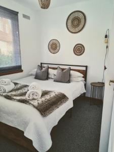 une chambre avec deux lits avec des serviettes dessus dans l'établissement Bungalow 62,North Cornwall, St. Tudy, à Saint Tudy