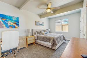 Un dormitorio con una cama y un ventilador de techo. en Lakefront Retreat, en Garden City