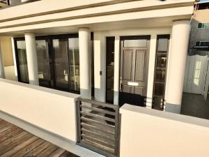 vistas a un edificio con columnas y una puerta en Beachfront Estate - LB Peninsula, en Long Beach
