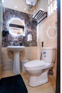 Ένα μπάνιο στο Stylish 5bed villa near Chevron Lekki +13 φωτογραφίες