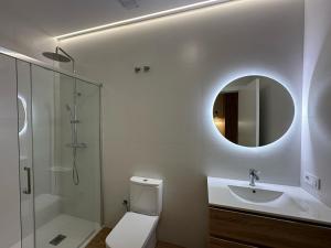 Ένα μπάνιο στο Apartamentos Nou Mestalla +24 φωτογραφίες