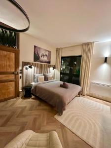 a bedroom with a large bed and a large window at Spa et Sauna Luxueux Hyper centre in Troyes