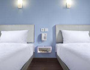 Postel nebo postele na pokoji v ubytování Amaris Hotel Bandara Soekarno Hatta