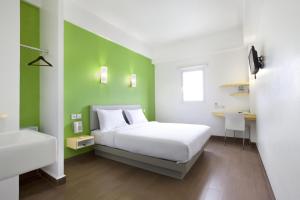 Postel nebo postele na pokoji v ubytování Amaris Hotel Bandara Soekarno Hatta