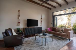 TV a/nebo společenská místnost v ubytování Casona del Buen Huerto, Modern 2BR Home in Queretaro