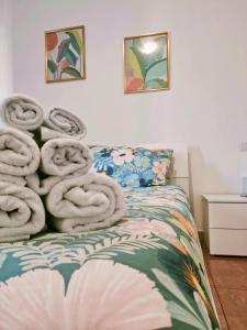 a bedroom with a bed with a pile of towels at B&B Civico 226 in Sesto San Giovanni
