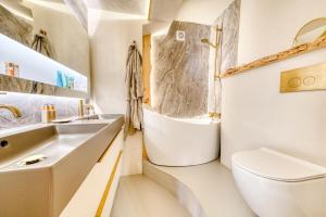 Ένα μπάνιο στο Luxury apartment with cinemaroom 600 mtr from the beach +25 φωτογραφίες