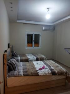 Una cama o camas en una habitación de Cairo Base