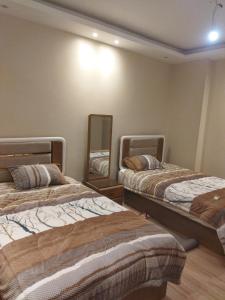 Una cama o camas en una habitación de Cairo Base