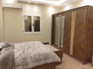 Una cama o camas en una habitación de Cairo Base