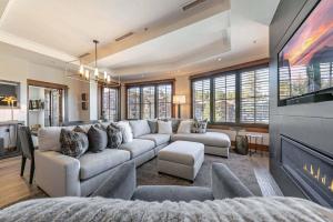Khu vực ghế ngồi tại Iron Horse Lodge South 302 by East West Hospitality