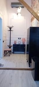 TV a/nebo společenská místnost v ubytování Double Room with Private Bathroom