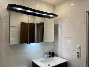 Ένα μπάνιο στο Cozy Central Apartment