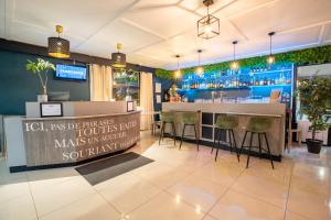 Lounge nebo bar v ubytování Kyriad Valenciennes Sud - Rouvignies