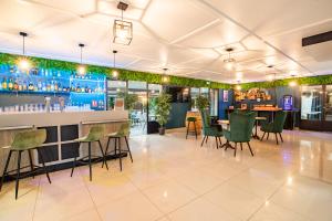 Lounge nebo bar v ubytování Kyriad Valenciennes Sud - Rouvignies