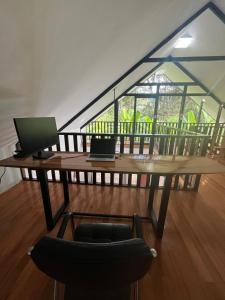 Μια τηλεόραση ή/και κέντρο ψυχαγωγίας στο Albano Casa en bosque de conservación privado