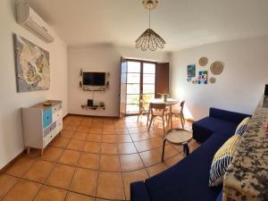 a living room with a blue couch and a table at Alqueva Beach House in Mourão