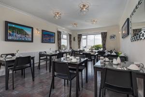 a restaurant with tables and chairs in a room at The Norlands in Scarborough