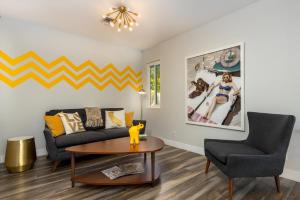 una sala de estar con un sofá y una mesa en Lemon Twist by ACME House Company, en Palm Springs