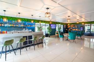 Lounge nebo bar v ubytování Kyriad Valenciennes Sud - Rouvignies