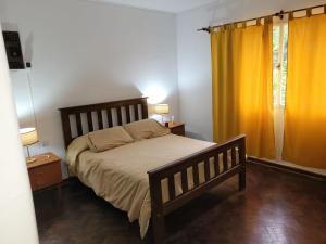 una camera da letto con un letto grande con due tavoli e due lampade di Casa Al pie del Cerro a Yerba Buena Altre 70 foto