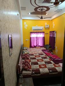 Rúm í herbergi á Maa janki guest house