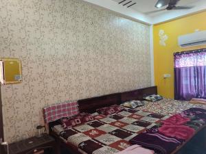 Rúm í herbergi á Maa janki guest house